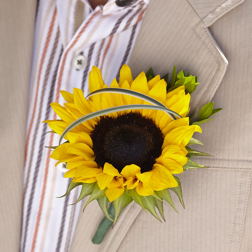 Free Spirit Boutonniere – Moderna Flowers, Rosamond CA