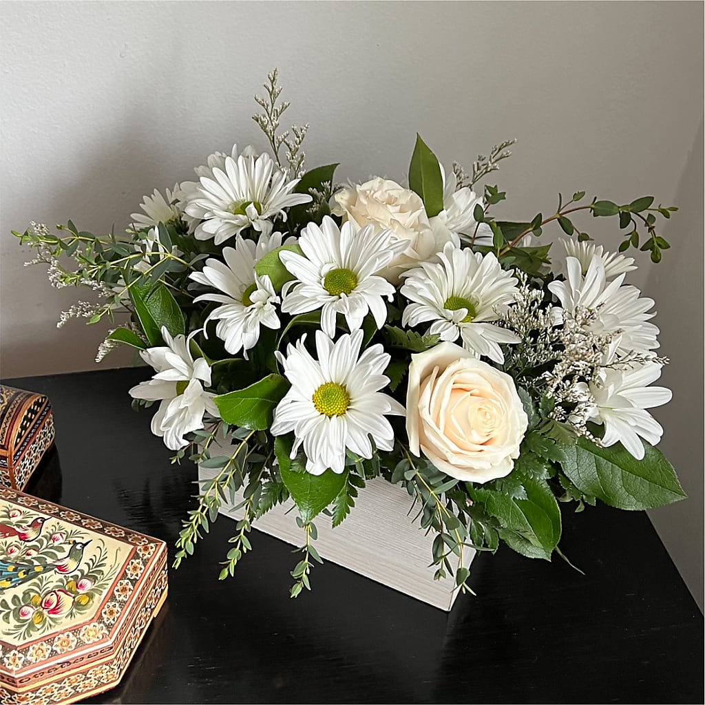 Fresh Linen Box Bouquet –  Moderna Flowers, Rosamond CA